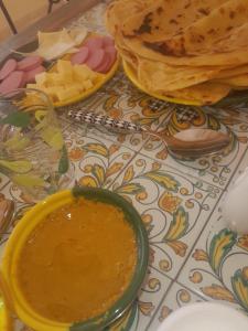 乌姆苏克Dar Rita的饭桌上放一碗汤和一盘食物