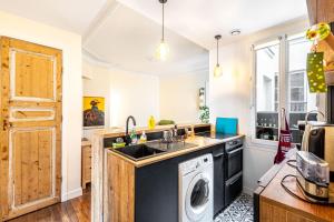 巴黎GuestReady - Estadia maravilhosa perto do Père-Lachaise的厨房配有洗衣机和烘干机