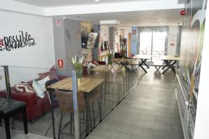 马略卡岛帕尔马阿尔贝古约维尼尔新艺术旅舍的一间在房间内配有桌椅的餐厅