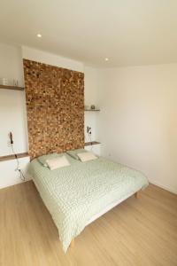 坎松coté verdon 2的一间卧室设有一张床和砖墙