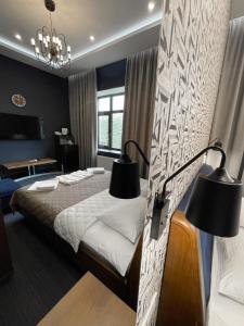敖德萨Levanevsky Hotel的一间卧室配有一张带两盏灯的床。