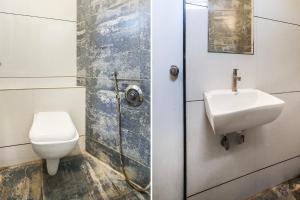 拉杰果德FabHotel SK的一间带卫生间和水槽的浴室