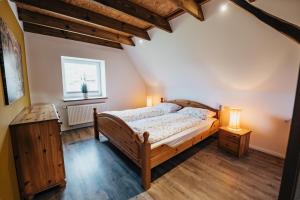 施内沃丁根Ferienwohnung Olaf的一间卧室设有一张床和一个窗口