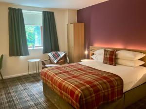 爱丁堡大不列颠爱丁堡酒店的酒店客房设有床和窗户。