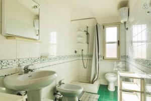 Sardegna Incontaminata Apartments SUPER VISTA MARE的一间浴室