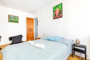 巴黎GuestReady - Lovely stay near Montparnasse的一间卧室配有一张带两个枕头的床