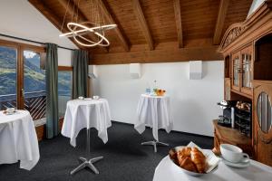 塞利斯贝格贝尔维尤酒店及自然别墅的一间设有两张桌子和窗户的用餐室