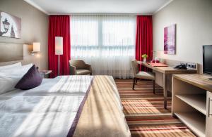 汉堡汉堡市北莱昂纳多酒店的配有一张床和一张书桌的酒店客房