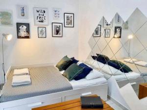 里斯本One bedroom apartement with sea view balcony and wifi at Lisboa的墙上挂着照片的房间,配有一张床