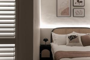 台中市唯二设计文旅的一间卧室配有带白色床单和枕头的床。