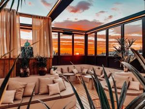 卑尔根艾克斯比申麦吉克酒店的享有日落美景的客厅