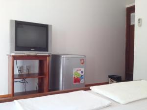 美奈协和度假村的客房设有电视和小冰箱。