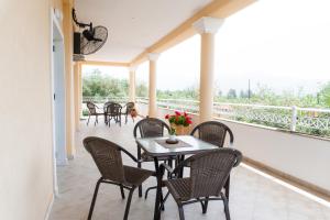 普雷韦扎Apartments Vasileiou Suite 3的一个带桌椅的庭院和一个阳台