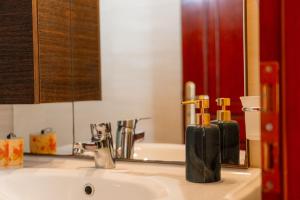 普雷韦扎Apartments Vasileiou Suite 3的浴室水槽和2个肥皂瓶