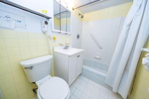 威尔伍德克拉斯特拿骚酒店的浴室配有卫生间、盥洗盆和淋浴。