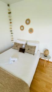 雷恩Superbe appartement confortable, proche centre ville的客房内的白色床和枕头