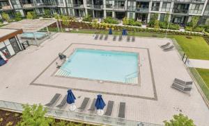 InnisfilChic 2BR with Patio - Pool - Hot Tub - BBQ - Friday Harbour的享有带遮阳伞的游泳池的顶部景致