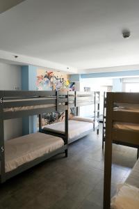 马略卡岛帕尔马阿尔贝古约维尼尔新艺术旅舍的一间设有几张双层床的客房