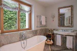 莫尔特拉肖Passalacqua的带浴缸、水槽和镜子的浴室