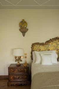 莫尔特拉肖Passalacqua的一间卧室配有一张床和一张带台灯的桌子