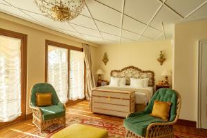 莫尔特拉肖Passalacqua的一间卧室配有一张床和两把椅子