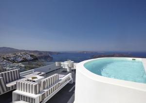 易莫洛林梦想豪华套房酒店的建筑物屋顶上的游泳池