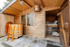 科克赛德Bed & breakfast Duna met hammam, jacuzzi, sauna的小木屋设有窗户和椅子