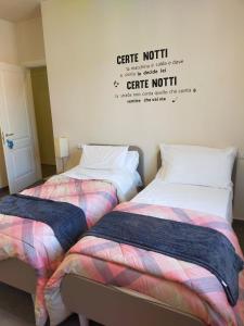佐拉普雷多萨Braschi 8 B&B的两张睡床彼此相邻,位于一个房间里