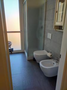佐拉普雷多萨Braschi 8 B&B的一间带卫生间和水槽的浴室