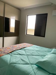 布鲁马迪纽Pousada Verde Villas的一间卧室设有一张带窗户的绿色床