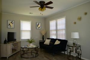 俄克拉何马城Modern Comforts/7minTo Downtown的带沙发和吊扇的客厅