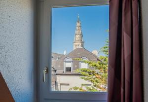 阿拉斯B&B HOTEL Arras Centre Les Places的享有带钟楼建筑的窗户景致