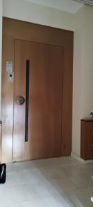亚历山德鲁波利斯Vik Apartment的建筑物内一扇带标志的棕色门