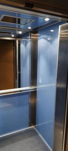 亚历山德鲁波利斯Vik Apartment的走廊的房间里滑动玻璃门