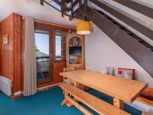 莫尔济讷Appartement Avoriaz, 2 pièces, 5 personnes - FR-1-314-261的窗户客房内的木桌