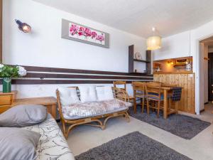 莫尔济讷Appartement Avoriaz, 2 pièces, 4 personnes - FR-1-314-277的客厅配有沙发和桌椅