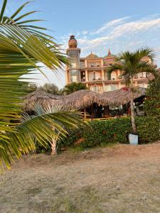 蒙塔尼塔佛法海滩酒店的一座大建筑,前面有棕榈树