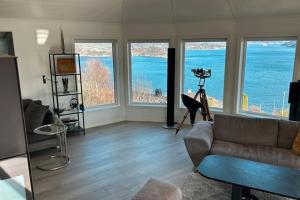 Knarrvika180 degrees seaview luxury house的带沙发的客厅,享有海景