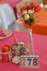 克拉伦斯278 on Main的粉红色桌子上花瓶