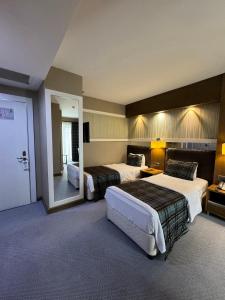 凡城凡城大酒店的酒店客房,设有两张床和镜子