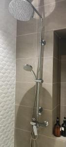 吉隆坡QUILL APARTMENT SKY 1018的浴室内配有淋浴和头顶淋浴