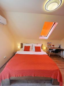 布达佩斯Garden villa的一间卧室配有一张带红色床单的大床