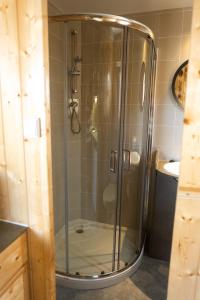 佩尼契PenichePraia - Bungalows, Campers & SPA的浴室里设有玻璃门淋浴