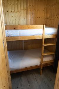 佩尼契PenichePraia - Bungalows, Campers & SPA的木制客房内的两张双层床