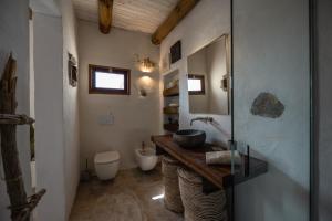 罗萨里奥港Finca Luz的一间带水槽和卫生间的浴室