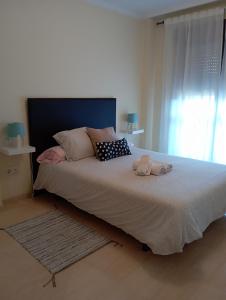 维拉加尔西亚·德·阿劳萨Apartamento Sobradelo的一间卧室配有一张大床和两条毛巾