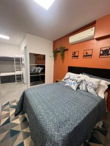 里约热内卢Studio America Gardens的一间卧室配有一张带蓝色棉被的床