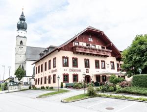 奥伊根多夫萨尔茨堡豪尔兹纳维尔特酒店的一座带钟楼和教堂的建筑