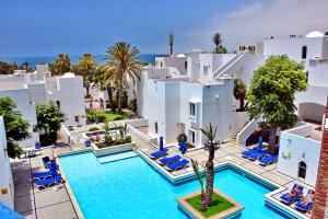 阿加迪尔塔贾德特公寓式酒店的享有酒店空中美景,设有游泳池