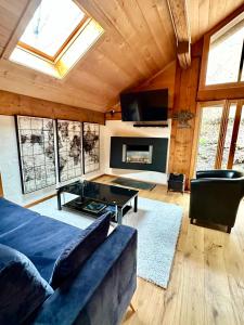 RougemontGstaad Paradise View Chalet with Jacuzzi的客厅配有沙发和桌子